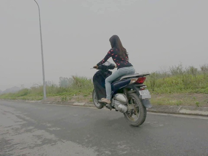 Một số bạn gái cũng tham gia bốc đầu xe một cách "nhiệt tình", mà không cần để ý đến những tai nạn có thể xảy ra.