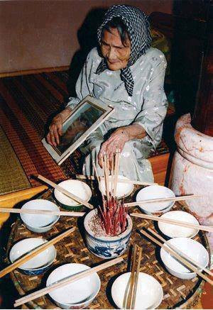 "Không có những người mẹ vĩ đại như thế này, thì làm gì có độc lập, tự do và hạnh phúc như ngày hôm nay. Mẹ sẽ không bao giờ được gặp lại những đứa con của mẹ nữa, vì họ đã lấy máu xương của mình để đổi lấy sự bình yên cho đất nước". Bức ảnh làm hơn 40.000 người phải rơi nước mắt.