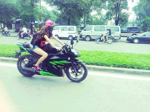 ...thân hình cũng rất nóng bỏng, đầy quyến rũ... (Bức ảnh được chia sẻ trên Fanpage Hội những người yêu xe mô tô thể thao).
