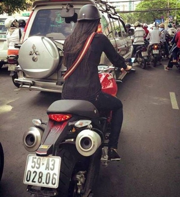 Bức ảnh "người đẹp" và "quái vật" giữa đường phố TP.HCM cũng khiến dân mạng phải trầm trồ, bàn tán. Phần đông các thành viên đều thốt lên: "Phong cách thể thao", "Quá chất"...