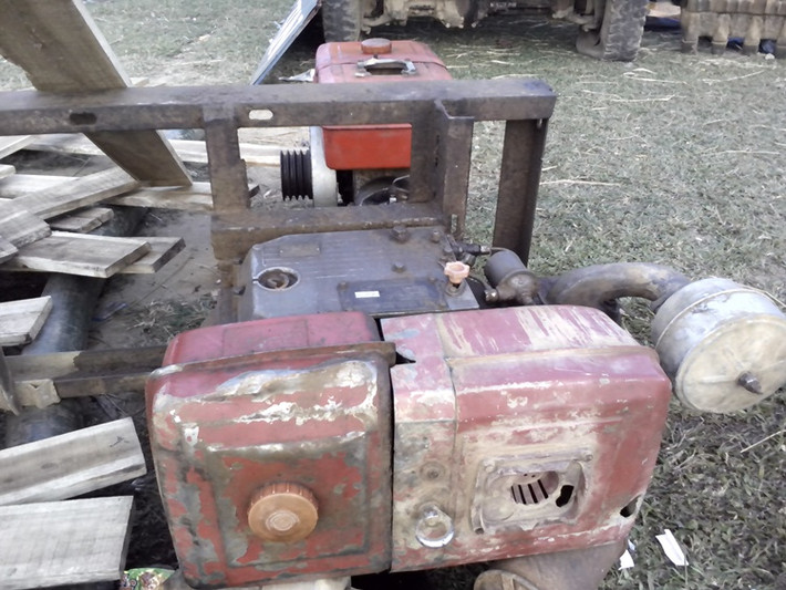 Những chiếc máy bơm nước sử dụng để hút nước tại bãi vàng cũng bị người dân thu giữ.