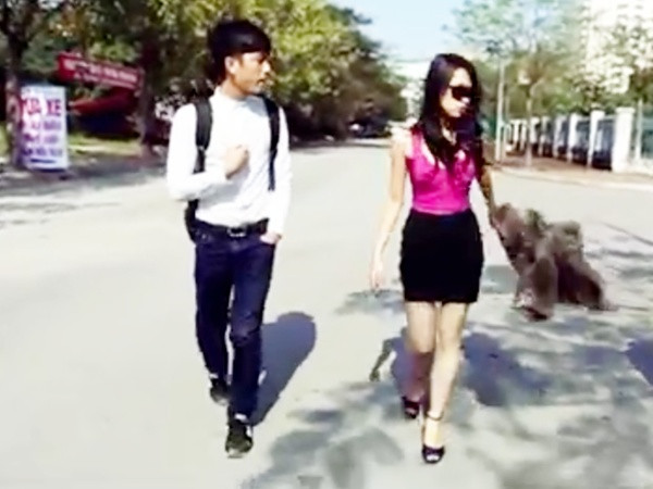 Clip mở màn cũng bằng bối cảnh tương tự như các clip "Anh không đòi quà" trước đó.