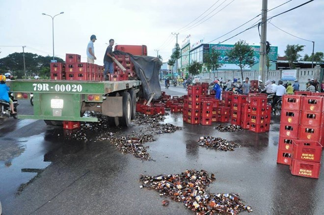 Vào ngày 9/11 năm ngoái, tại Đà Nẵng một xe chở bia cũng gặp tai nạn trên đoạn đường Nguyễn Hữu Thọ - Xô Viết Nghệ Tĩnh, khiến nhiều két bia đang chở trên thùng xe bị rơi xuống đường. Tuy nhiên tài xế đã được nhiều người dân giúp đỡ thu gom lại số bia đã bị rơi, quét dọn đoạn đường rất gọn gàng. Chuyện "hôi của", cướp tài sản của những người và xe bị tai nạn đang gây tranh cãi trong nhiều ngày qua khiến nhiều người bất bình nhưng vẫn còn đó, những vụ việc làm ấm lòng người bị nạn.