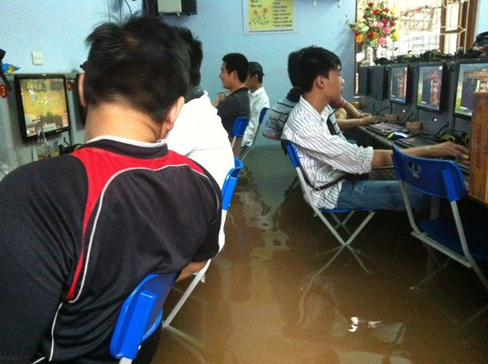 "Nước ngập thì kệ nước ngập, còn chơi ta vẫn cứ chơi".