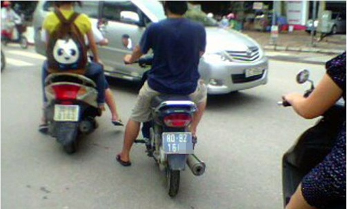 Đa phần các thành viên bình luận: "Đi xe máy biển gì, đắt tiền đến mấy thì cũng phải đội mũ bảo hiểm, ý thức để đâu, đội mũ bảo hiểm là tự bảo vệ cho bản thân mình chứ cho ai đâu".