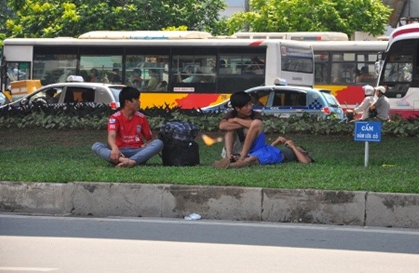 Hình ảnh rất phản cảm ở ngay giữa Thủ đô. Ảnh: Người Đưa Tin.