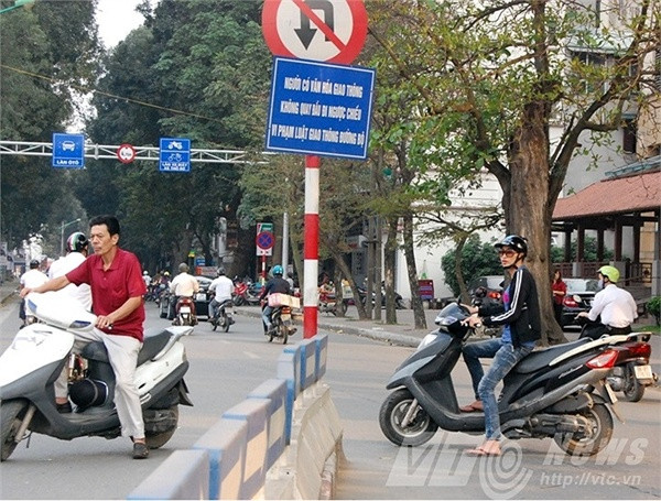 Người dân "vô tư" phạm luật, mặc dù biển cấm rất rõ ràng. Ảnh: VTC.