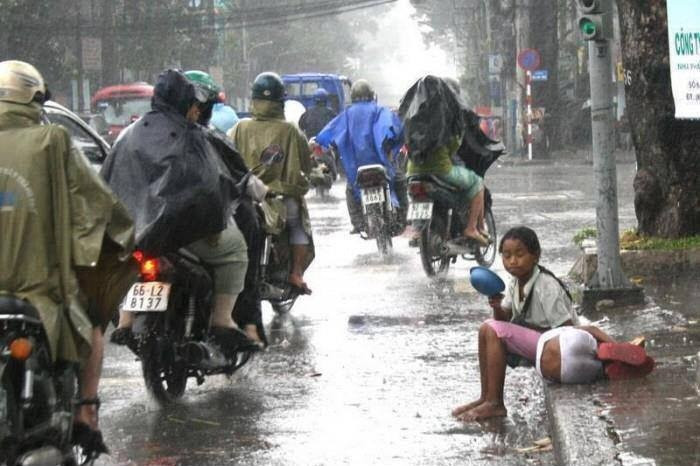 "Cuộc sống là vậy, có người giàu - người nghèo, kẻ này - kẻ khác. Xã hội còn nhiều mảnh đời bất hạnh lắm, nhiều người cảm thấy bất lực khi không thể giúp được họ..., vậy nên bạn hãy cố gắng trân trọng lấy những gì bản thân mình đang có". Bức ảnh nhận được sự đồng cảm của 7 nghìn người xem, gần 200 lượt chia sẻ.