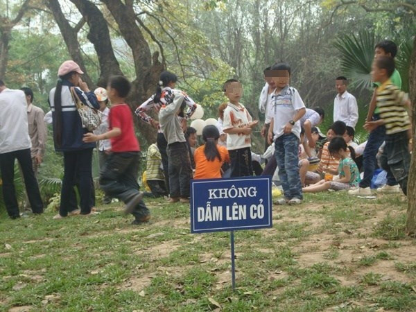 Biển cấm được đặt khá rõ ràng, tuy nhiên nhiều người dân không có ý thức vẫn ngang nhiên dẫm đạp lên cỏ.