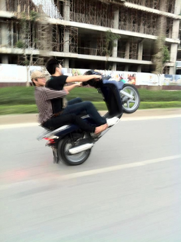 Teen Việt rộ "mốt" bốc đầu xe SH...