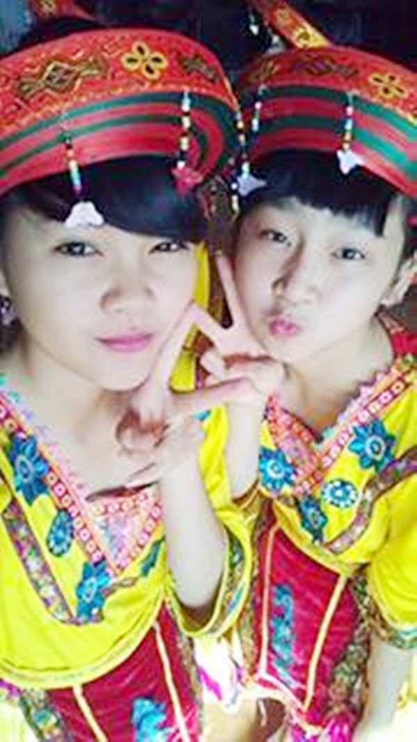 2 thiếu nữ người Mông tạo dáng "xì - tin".