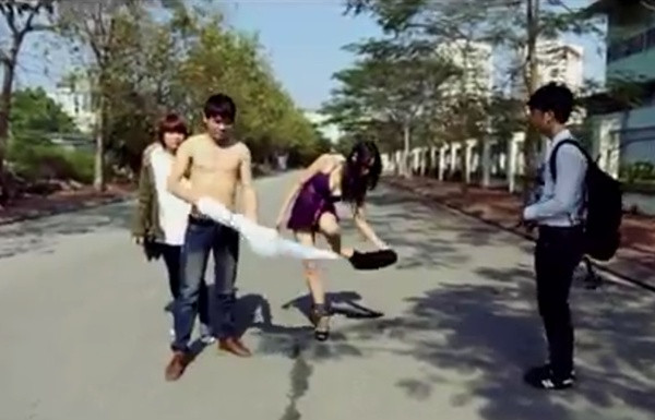 Tuy nhiên, trong clip có thêm sự xuất hiện của một nam diễn viên cũng tham gia cởi đồ.