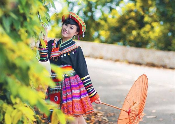 Nét duyên dáng của thiếu nữ trong trang phục người H'Mông.