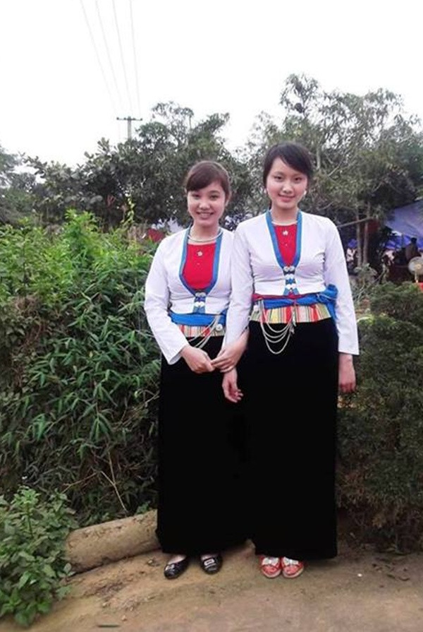 Nụ cười rạng ngời của hai thiếu nữ trong trang phục người Mường (Thanh Hóa).