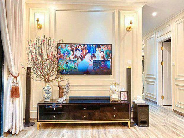 heo tìm hiểu, Ly Kute và bé Khoai Tây đang sống tại một khu căn hộ cao cấp ở Hà Nội. Qua hình ảnh bà mẹ trẻ đăng tải, có thể thấy bất động sản khá rộng rãi, lấy tông vàng - trắng làm chủ đạo.