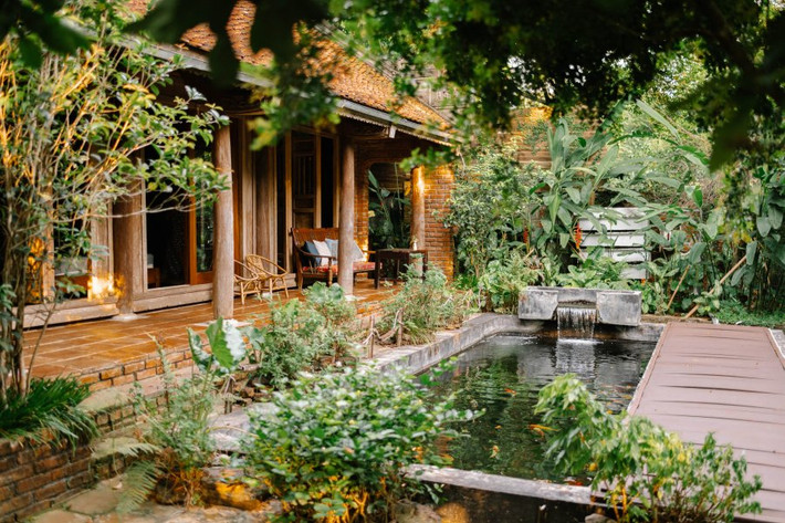 Nhà có ánh sáng đầy đủ, thoáng mát. Nếu bạn được sống trong ngôi nhà có nhiều ánh sáng, không khí lưu thông thoáng mát thì cuộc sống vô cùng viên mãn. Vợ chồng con cái tâm đầu ý hợp hạnh phúc trọn đời. Chính vì thế, bạn không nên trồng những cây quá lớn trước nhà, để cành lá che phủ hết ánh sáng trong nhà. Nếu có cây lớn bạn không muốn chặt đi thì nên tỉa bớt cành lá để chúng không che phủ quá nhiều ngôi nhà của bạn.