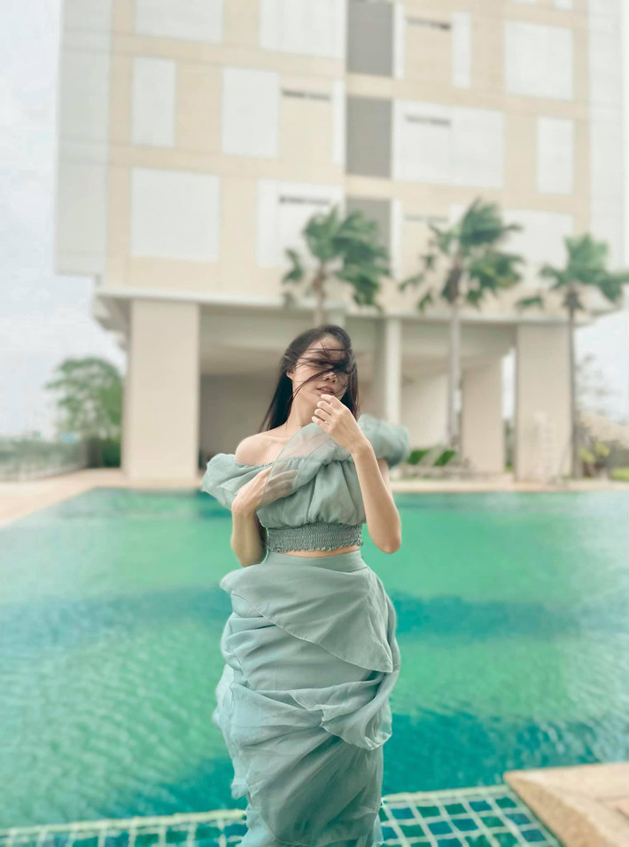 Nếu trên máy bay, Dương Thu Thảo nền nã, chỉn chu với đồng phục tiếp viên thì ngoài đời thường cô có phong cách thời trang phóng khoáng, trẻ trung hơn rất nhiều.