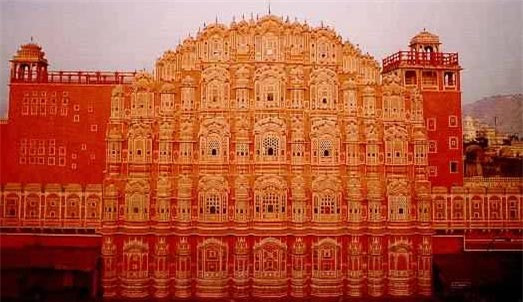 Kiến trúc sư của công trình cung điện Hawa Mahal độc đáo này là Lal Chand Ustad. Ảnh: indiatravelfaq.
