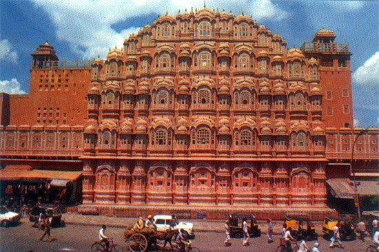 Màu sắc của Hawa Mahal là một bằng chứng đầy đủ cho biệt danh là "Thành phố hồng" của Jaipur. Ảnh: apparelworld.