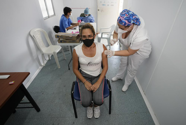 Tại bang North Santander của Colombia, hơn 34.000 người với giấy tờ Venezuela đã được tiêm vaccine Covid-19 kể từ 25/10 - thời điểm bắt đầu chương trình tiêm chủng cho người không phải thường trú nhân ở Colombia. Trong số này có những người nhập cư bất hợp pháp sống tại North Santander, cùng người Venezuela nhập cảnh tạm thời chỉ để tiêm vaccine. Riêng tại thủ phủ Cucuta, số người Venezuela được tiêm đã tăng gấp đôi, lên đến 9.000 người, tính từ cuối tháng 10.