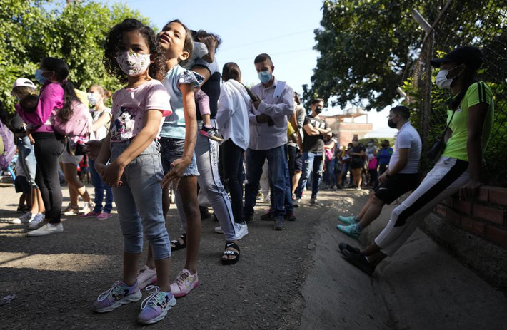 “Tỷ lệ bao phủ vaccine ở Venezuela còn thấp. Với nhiều người, đặc biệt ở khu vực biên giới, họ sẵn sàng bỏ công sức đi sang Colombia để tiêm chủng cho trẻ em", Huniades Urbina, người phát ngôn Viện Y học Venezuela, cho biết.