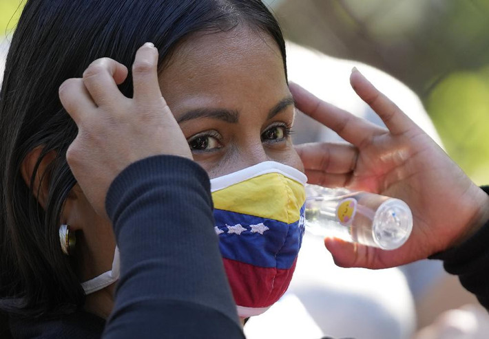Tại bang North Santander ở Colombia, nhà chức trách cho biết số người Venezuela nhập cảnh để tiêm vaccine cho trẻ em ngày càng tăng kể từ hôm 3/11, khi chương trình tiêm chủng miễn phí cho tất cả trẻ trên 3 tuổi bắt đầu.