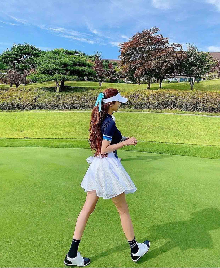 Được biết, golf đang được ưa chuộng tại nhiều quốc gia, trong đó có Hàn Quuốc. Ở Hàn Quốc, chi phí chơi golf trên sân cỏ đắt hơn gấp 2-3 lần so với Nhật Bản. Trang phục và phụ kiện chơi golf cũng không hề rẻ.