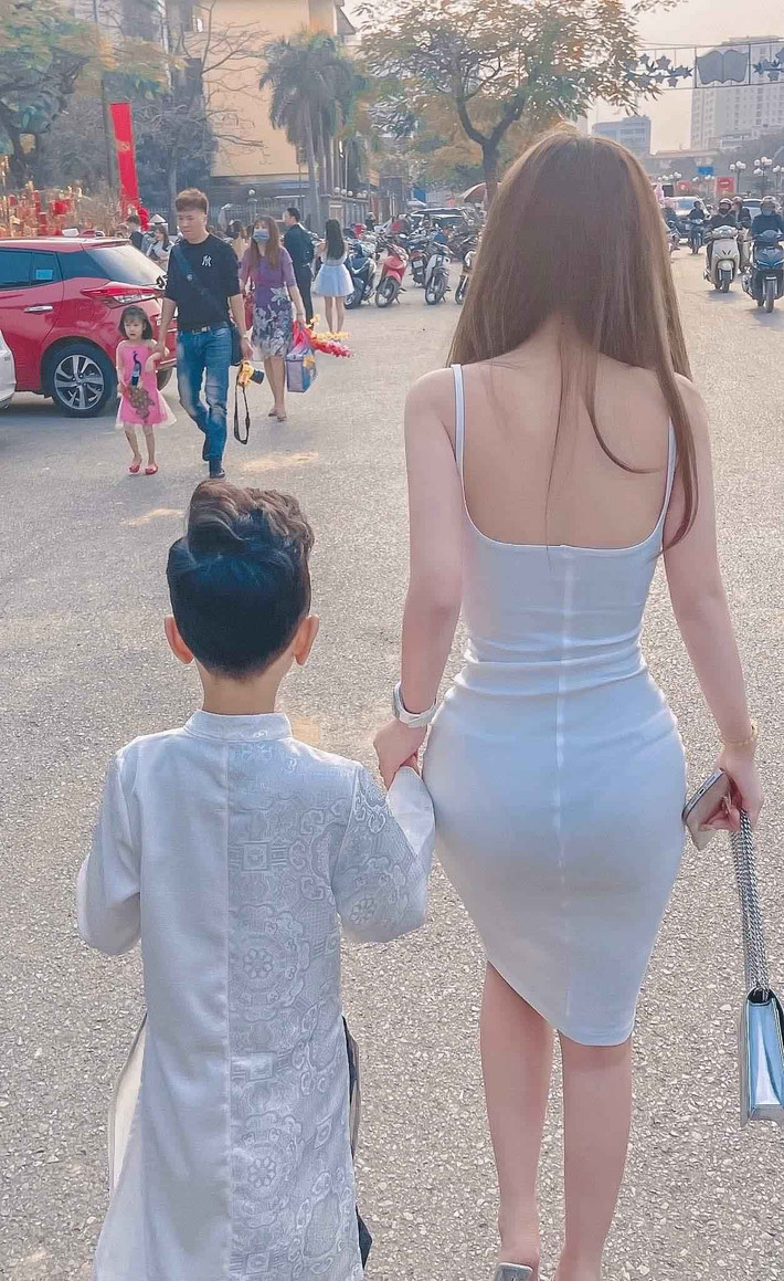 Chẳng những dễ mặc, dễ phối phụ kiện, thiết kế "váy bó giò" còn được lòng phái đẹp ở mọi lứa tuổi, dù là cô nàng đôi mươi hay các quý cô công sở yêu thích sự thanh lịch và cả những bà mẹ trẻ. Mới đây, một hot mom người Việt dắt con đi dạo phố nhưng diện váy ôm sát thân, lộ rõ hằn nếp nội y.