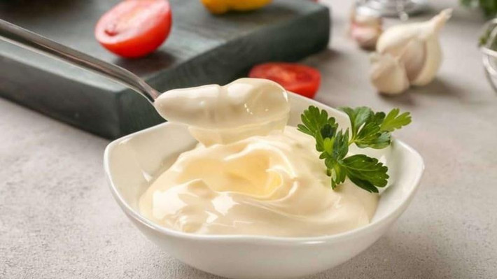 5. Mayonnaise: Sốt mayonnaise được rã đông sau một thời gian để trong ngăn đá sẽ bị tách nước, không còn ở dạng sền sệt và hương vị cũng không còn thơm ngon như ban đầu.