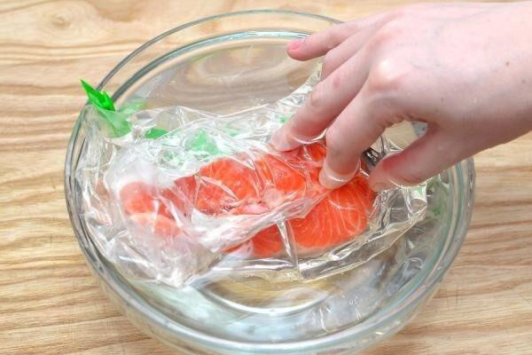 8. Thực phẩm đã rã đông: Nếu bạn lấy thực phẩm tươi sống như thịt, cá… ra khỏi ngăn đông, tuyệt đối không cất lại vị trí cũ. Do thực phẩm đã rã đông có thể bị biến đổi cấu trúc, hương vị và vi khuẩn gây hại có thể xâm nhập vào thịt nhanh hơn thông thường. Thế nên, bạn cần chia nhỏ thực phẩm tươi sống và lấy lượng vừa đủ dùng để không thừa thức ăn.