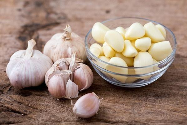 6. Tỏi: Đây là loại thực phẩm không nên cho vào cả tủ đông và tủ lạnh. Tỏi có xu hướng trở nên hăng và đắng khi đóng băng và có thể gây ảnh hưởng xấu đến tiêu hóa. Tốt nhất để bảo quản tỏi là giữ chúng nhiệt độ phòng ở nơi khô, tối, không khí thoáng và ít ánh sáng để tránh nảy mầm.