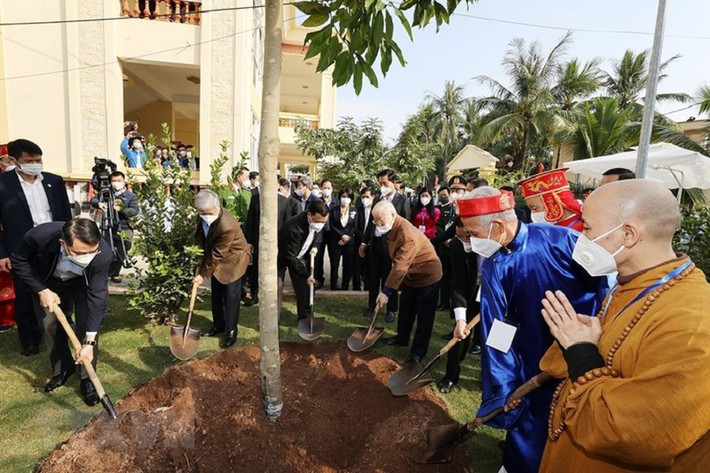 ổng Bí thư Nguyễn Phú Trọng trồng cây lưu niệm tại thôn 5, xã Yên Sở, huyện Hoài Đức.