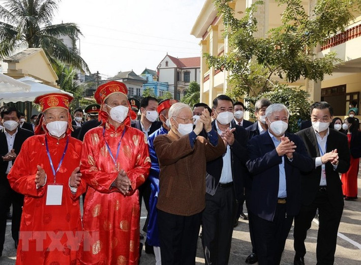 ổng Bí thư Nguyễn Phú Trọng và các đại biểu đến dự Ngày hội Đại đoàn kết toàn dân tộc tại thôn 5, xã Yên Sở, huyện Hoài Đức, TP Hà Nội.