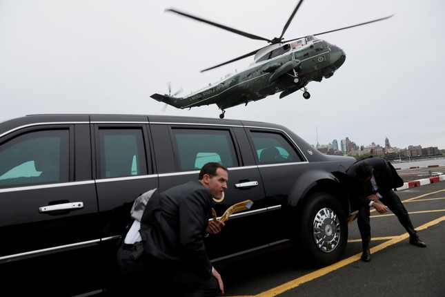 Các đặc vụ cúi người khi trực thăng của ông Donald Trump hạ cánh ở New York. (Ảnh: Reuters)