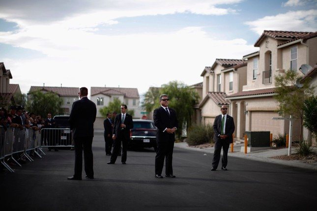 Các đặc vụ canh gác trên phố khi Tổng thống Barack Obama đến thăm một gia đình ở Las Vegas ngày 24/10/2011. (Ảnh: Reuters)