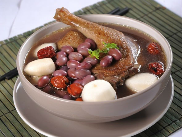 5. Giúp ngăn ngừa ung thư: Đậu đỏ là nguồn cung cấp chất chống oxy hóa vượt trội giúp chống lại bệnh ung thư. Nghiên cứu năm 2009 cũng chỉ ra mối liên hệ giữa việc ăn nhiều flavonols với việc giảm nguy cơ ung thư. Trong khi đó đậu đỏ có hàm lượng flavonols cao nên chúng có thể có lợi cho bệnh nhân ung thư. Thêm vào đó, theo Viện Nghiên cứu Ung thư Hoa Kỳ, lignans và saponin trong đậu đỏ có khả năng chống lại bệnh ung thư nói chung.