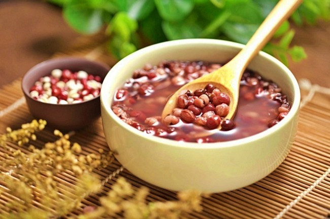 Với tất cả các tác dụng quý báu trên, thật dễ hiểu vì sao người Nhật lại ưa chuộng đậu đỏ đến vậy. Ở Việt Nam, đậu đỏ vô cùng dễ mua, với giá thành cũng rất rẻ, vì thế thật tiếc nếu bạn không biết tận dụng thực phẩm ngon lành, quý báu này vào bữa ăn hàng ngày.