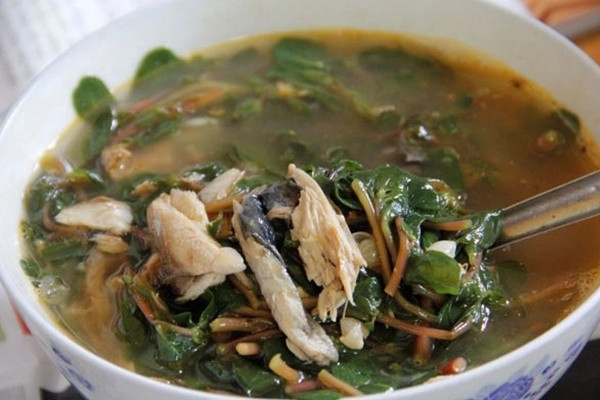 Theo cựu đại tá, lương y đa khoa Bùi Hồng Minh (Phó Chủ tịch Hội Đông y Ba Đình, Hà Nội), rau sam còn có tên gọi khác là mã xỉ hiện, mã xỉ thái. Trong Y học cổ truyền, rau sam có vị chua, tính hàn, không có độc, có kháng sinh tự nhiên, có khả năng giải độc, tiêu thũng.