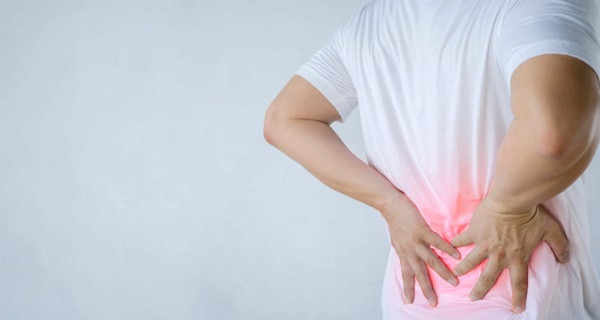 5. Đau lưng: Khi xuất hiện những cơn đau lưng lan dần ra phía trước vùng hông hoặc chậu, đây có thể là dấu hiệu suy thận giai đoạn đầu mà bạn cần lưu ý. Ảnh minh họa