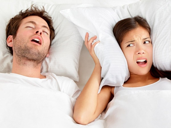 1. Ngáy to và kéo dài: Đối với người bệnh khi bị suy thận mạn tính sẽ rất hay bị ngưng thở khi ngủ. Đây là một dạng rối loạn giấc ngủ gây ra hiện tượng tạm ngưng thở một hoặc nhiều lần trong một đêm. Tuy thời gian hơi thở bị dừng chỉ kéo dài trong khoảng vài giây cho đến 1 phút, nhưng sau đó, người bệnh sẽ ngáy rất to và kéo dài. Ảnh minh họa