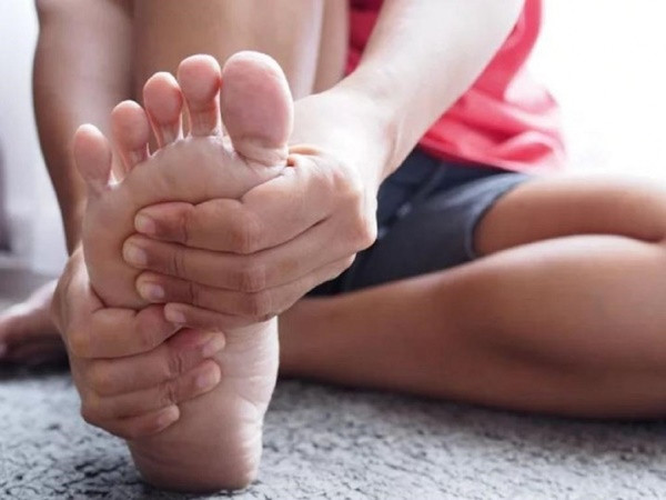 10. Hay bị chuột rút: Chức năng thận bị suy giảm có thể làm mất cân bằng điện giải cho cơ thể. Nó khiến cho bệnh nhân thường hay bị chuột rút. Ảnh minh họa