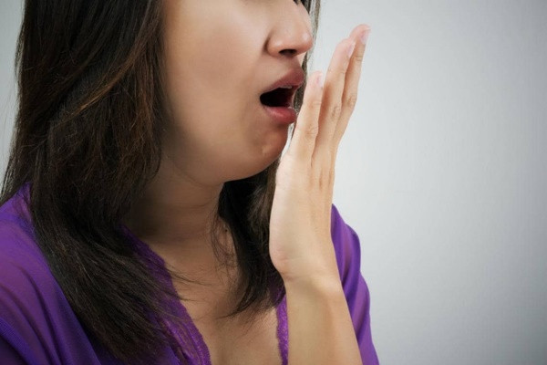7. Bị hôi miệng: Khi chất thải không thể lọc ra khỏi cơ thể và tích trữ lại quá nhiều ở trong máu sẽ gây ra hôi miệng. Bên cạnh đó, người bệnh còn cảm thấy trong miệng như có vị của kim loại. Dấu hiệu này rất dễ bị nhầm lẫn với các triệu chứng của bệnh răng miệng. Ảnh minh họa