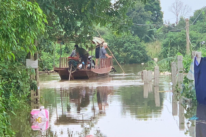 Đoạn ngập sâu khoảng 200m, nhưng phải dùng đò mới có thể di chuyển qua khu vực trên.