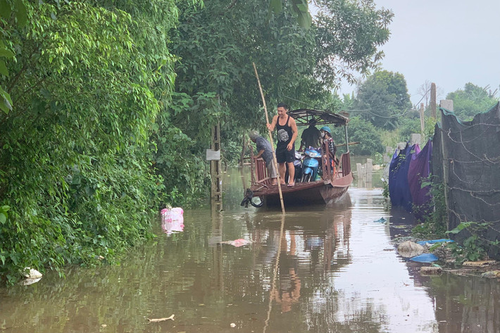 Một số con đường kết nối giữa nội đô, khu vực bãi giữa như ngõ 76 An Dương ngập sâu trong nước, có nơi ngập đến 2m không thể di chuyển bằng phương tiện xe máy, ô tô như những ngày thường.