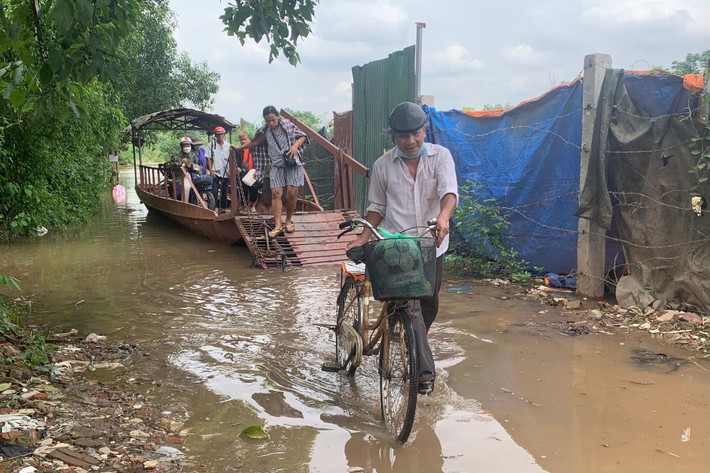 "Ba năm nay đoạn này mới ngập sâu như vậy, bên dưới nhiều cọc, đá hiểm trở nên bắt buộc phải đi đò, không có cách nào khác", một người dân sống tại bãi giữa cho biết.