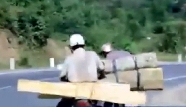 Ngoài việc sử dụng xe máy độ, chế để lưu thông trên địa hình miền núi cho dễ, chính những người điều khiển loại xe này thừa nhận làm xe như vậy để vận chuyển gỗ lậu.
