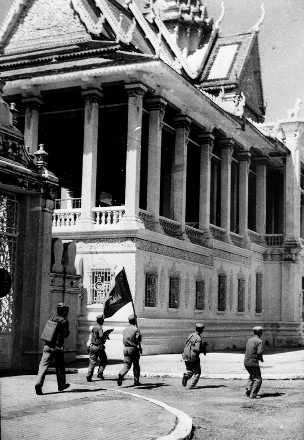Lực lượng vũ trang Cách mạng Campuchia tiến vào Hoàng cung giải phóng Phnom Penh. (Ảnh: TTXVN).