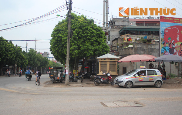 Gần 1 năm nay, bốt giao thông trên đường Hà Huy Tập, Yên Viên, Gia Lâm, Hà Nội bỗng dưng "biến" thành nơi chứa đồ đạc cá nhân, hàng hóa sửa xe đạp của người dân mà lực lượng chức năng “không hề hay biết?”.