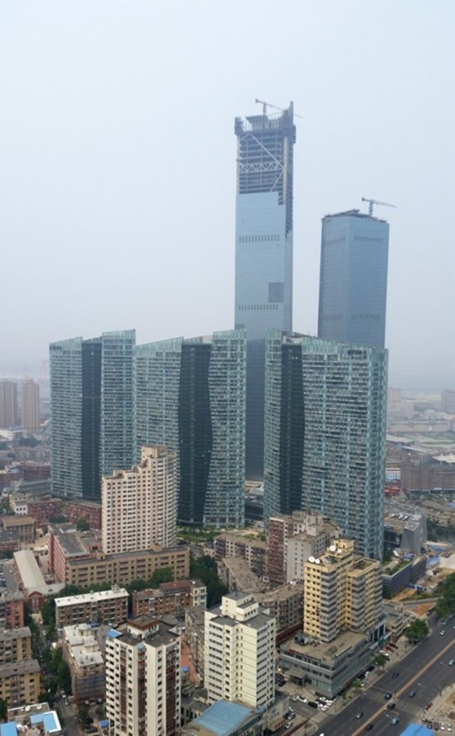Tháp Eton Place Dalian Tower 1 là một trong năm cao ốc thuộc dự án Eton Place Dalian. Ngoài tháp này, dự án gồm có một tòa nhà 62 tầng và bốn tháp 42 tầng.