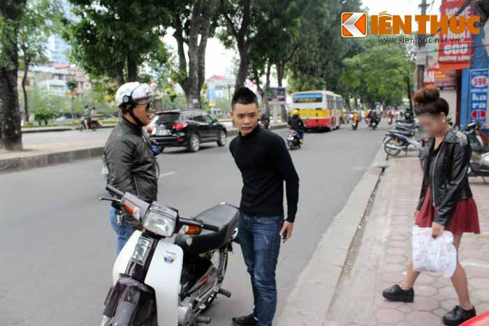 Đúng 13h30, các tổ công tác 141 sau khi nhận nhiệm vụ đã nhanh chóng triển khai lực lượng tuần tra tại các tuyến đường "nóng" ở Hà Nội như đường Láng, Nguyễn Chí Thanh, Trần Duy Hưng, Trấn Khát Chân..., nhằm phát hiện và xử lý các đối tượng. Trong ảnh nam thanh niên không đội mũ bảo hiểm, đi ngược chiều chở "gái dịch vụ" ngồi sau không đội mũ bị các chiến sĩ CSHS của tổ công tác Y2/141 bắt giữ.